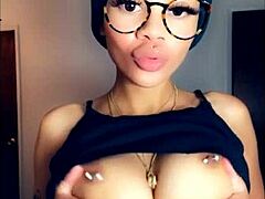 Ebony beauty mesmerizes in solo charm