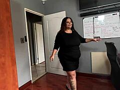 Office babe gets promoted orally