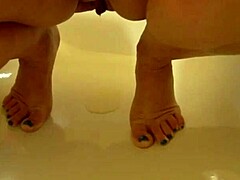 I’m obsessed with this milf teasing her anal and showing her pussy inside while pissing.