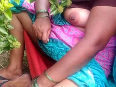Indian Beauty Teases with Boobs in Outdoor Aunty Video