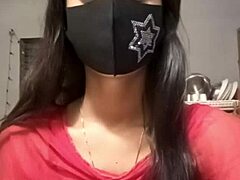 Indian Girl Goes Live for Steamy Sex Video