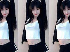 check out this cute chinese girl dancing super fast! 💃