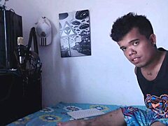 Mientras El Enano Juega Videojuegos, Hermanastra Cachonda Quiere Jugar Con Su Pene!