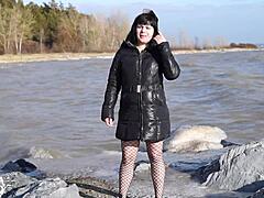 Milf Pissing Outdoors in Sea with Hairy Pussy Fetish