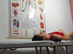 Ginecologista Fingers and Fucks Patient in Wild Session