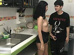 Hermanastra cachonda anhela desesperadamente la polla dura de su hermanastro. Es una locura!