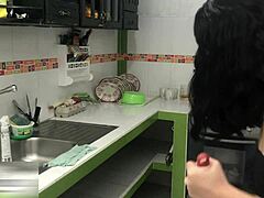 Hermanastra cachonda anhela desesperadamente la polla dura de su hermanastro. Es una locura!
