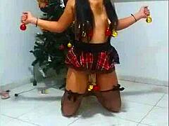 una esclava en navidad gets choked and bound while sucking