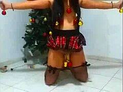 una esclava en navidad gets choked and bound while sucking
