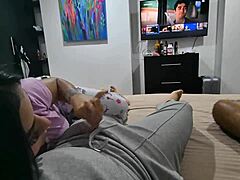 descubro a mi amiga chupando la verga de mi hermanastro, yo me follo a su amigo