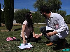 La universitaria cachonda follando con polla grande en coño mojado y tetas naturales grandes