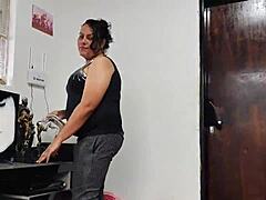 Overwhelmed By Desire, I Urgently Asked My Maid To Suck Me Off