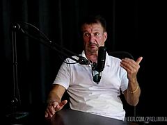 Carlos Urach shares top moments in preliminares podcast with Bia Hot and Pri Melancia, exploring swingers and domination in see-through lingerie.