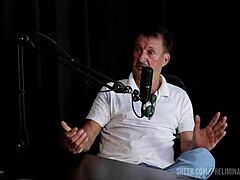 Carlos Urach shares top moments in preliminares podcast with Bia Hot and Pri Melancia, exploring swingers and domination in see-through lingerie.