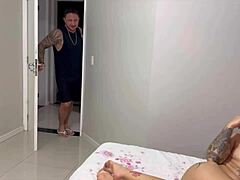 Peguei minha namorada ruiva fodendo com outras duas ruivas na minha cama 😈 with group licking and flashing