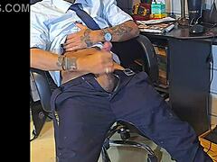 uma pausa no trabalho pra bater uma punheta rapidinha 😏