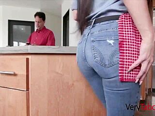 Stepmom Melissa Lynn's Tempting Coochie Offer