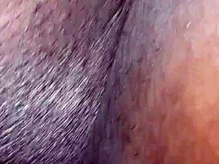 Wow, dia kongkek aku kuat dengan palam anal dalam!