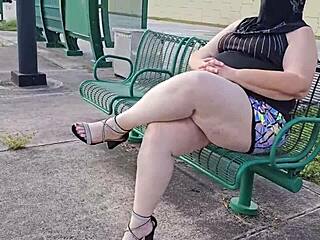 what's the secret to this thick pawg milf's deep clean?