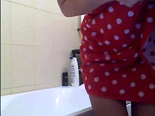 Naughty cam girl’s daring toy tease