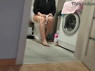 Long legs, housewife’s steamy clip