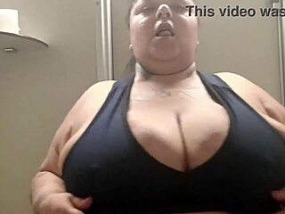bbw mary jhuana flashes in gym bathroom