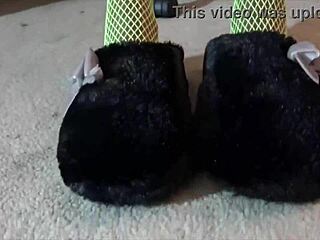Bow to my green fishnet feet now