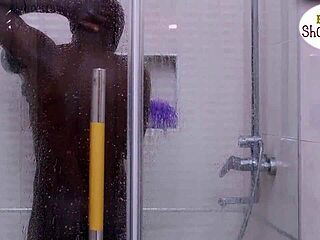 Madam’s gateman fucks her to endless squirts