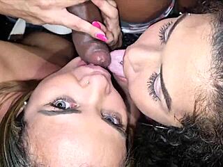 DUAS COM AMIGUINHAS QUENTE