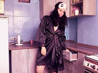 Brunette’s Kitchen Solo with Banana