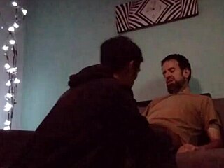 haciendo masajes y saboreando verga dura
