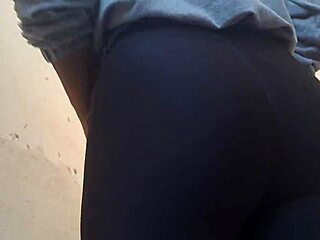 Adorro Ver Minha Intiada de Calça Apertada e Como Ela na Rua Mesmo!