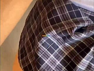 Amor, me haces tan feliz. Colegiala cristiana de 18 años follada por su novio en uniforme escolar en video casero real.