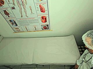 ginecologista fingers ass and bangs patient hard