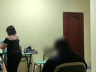 Acosando a La Sirvienta Parte 1: Maid Teased Mercilessly