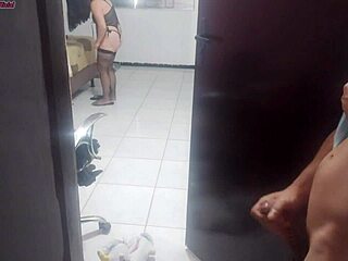 Ev hanımı yeni iç çamaşırını teknisyene gösterir, fikrini sorar!