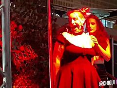 Chica gorda del publico se pone cera en el escenario con erotismo