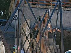 casada usando um body bem socado no rabo e o marido vê e não fala nada... oh yeah, flashing that big ass by the pool