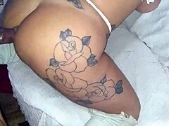 Sexo pegado no sofá com moreno