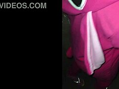 Madura disfrazada por Halloween me da una mamada gratis en publico al aire libre.