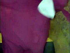 Madura disfrazada por Halloween me da una mamada gratis en publico al aire libre.