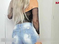 gostosa dances funk with anal plug shaking ass in rhythm and ripped clothes