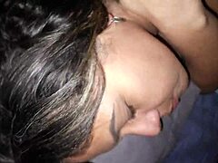 enuentro a la mama de mi mejor amigo en la habitacion y me aprovecho que esta caliente