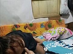 mi hermanastra se sube en mi pecho se quita el calzon y me chupa el pene. yo le chupo la vagina y tiene orgasmos intensos.