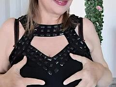 hey stepson, come see how i'm teasing you with my huge breasts to seduce you 😏