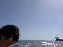 Güneşli kıyıda sevimli Brianna Arson'la POV kamusal sohbet keyfi