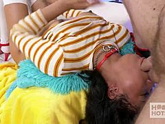 Alicia Reign azgın küçük 18+ memelerini Bryan Gozzling'in sert doggystyle'ıyla kontrastlıyor