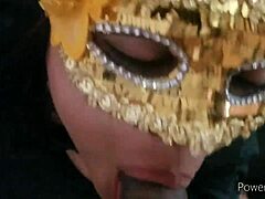 hermosa y caliente morena chupa y folla con su amigo en un encuentro erótico