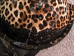 Punhetando e gozando no sutia a print 36d