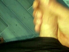 Apri La Bocca e Ingoia Cazzo Viene Forte - Sborrata con Sega Molto Intensa